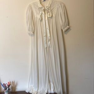 Vintage lady Leonora’s 2 piece nightgown and robe. Size 12.